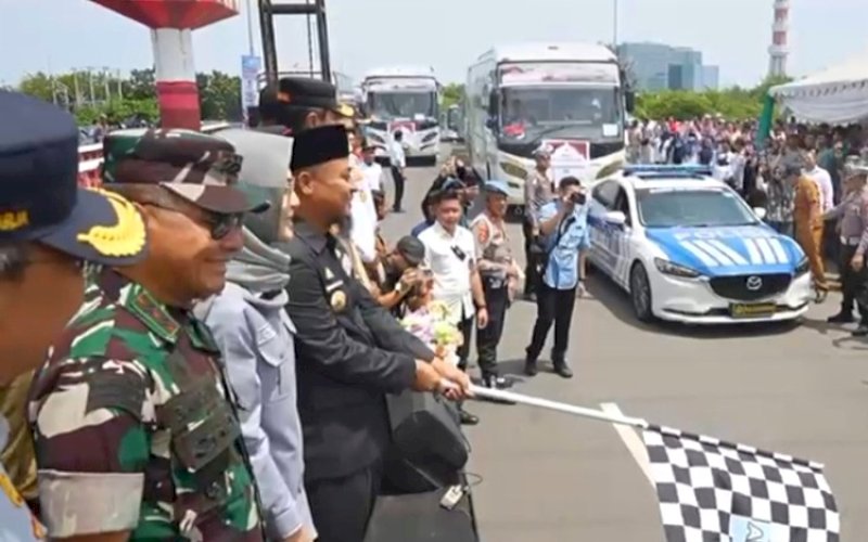 PELEPASAN. Gubernur Sulsel, Andi Sudirman Sulaiman, bersama jajaran Forkopimda secara resmi melepas rombongan peserta Mudik Gratis Lebaran Idulfitri 1447 Hijriah/2026 yang diselenggarakan Pemprov Sulsel di kawasan Center Point of Indonesia (CPI), Kota Makassar, Senin (16/3/2026). foto: istimewa