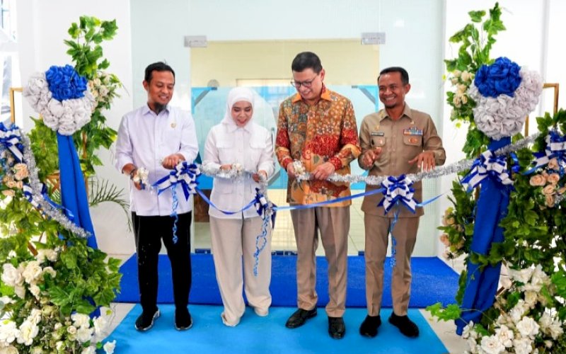PENGUKUHAN. Gubernur Sulsel Andi Sudirman Sulaiman menghadiri pengukuhan Unit Pelaksana Teknis (UPT) Loka Pengawas Obat dan Makanan (POM) Kabupaten Bone yang dilakukan Kepala BPOM Taruna Ikrar, Jumat (7/3/2026). foto: istimewa