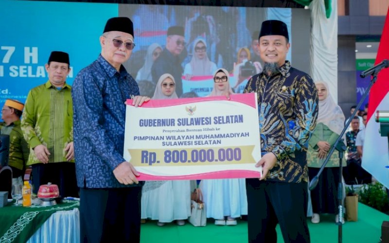 PENYERAHAN HIBAH. Gubernur Sulsel, Andi Sudirman Sulaiman, menyerahkan bantuan hibah diterima Ketua Pimpinan Wilayah Muhammadiyah Sulsel Ambo Asse di Kantor PWM Sulsel, Jl Perintis Kemerdekaan, Kota Makassar, Sabtu (28/3/2026). foto: istimewa