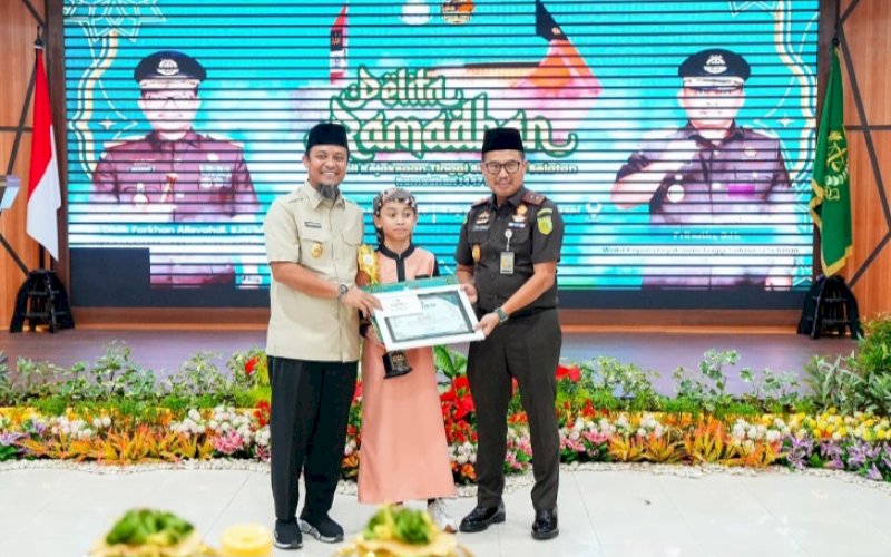 PILDACIL. Gubernur Sulsel, Andi Sudirman Sulaiman, menyerahkan hadiah dan penghargaan kepada salah satu pemenang Pelita Ramadan atau Pemilihan Dai Cilik (Pildacil) 1447 Hijrah/2026 yang dilaksanakan Kejati Sulsel.di Aula Kantor Kejati Sulsel, Selasa (3/2/2026). foto: istimewa