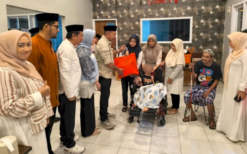BERBAGI. Bupati Bulukumba, Andi Muchtar Ali Yusuf, menyerahkan bingkisan kepada salah seorang peserta buka puasa bersama puluhan penyandang disabilitas serta warga rentan yang digelar BKP KM Bulukumba Provinsi Sulsel di Kota Makassar, Jumat (13/3/2026). foto: istimewa