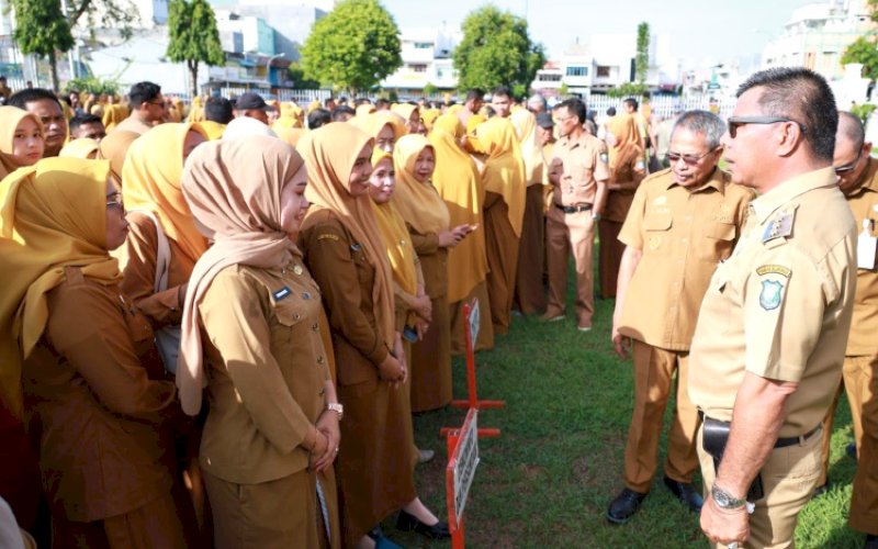 MENYAPA. Bupati Bulukumba, Andi Muchtar Ali Yusuf, menyapa langsung pegawai di sela-sel apel gabungan OPD lingkup Pemkab Bulukumba di halaman Kantor Bupati Bulukumba, Senin (30/3/2026). foto: istimewa