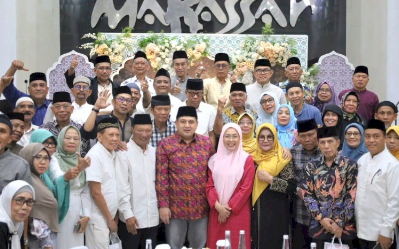 SILATURAHMI. Wali Kota Makassar Munafri Arifuddin bersama Ketua TP PKK Makassar Melinda Aksa menjamu para pamong senior dalam kegiatan silaturahmi Ramadan yang dirangkaikan dengan buka puasa bersama purnabakti Pemkot Makassar di Baruga Anging Mammiri, Rumah Jabatan Wali Kota Makassar, Senin (16/3/2026). foto: istimewa