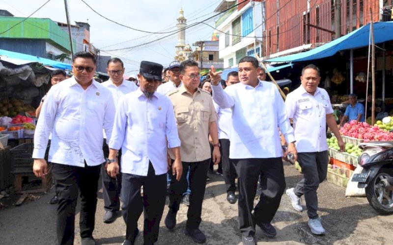 SIDAK. Wali Kota Makassar Munafri Arifuddin mendampingi Menteri Perdagangan RI Budi Santoso dan Gubernur Sulsel Andi Sudirman Sulaiman melakukan Inspeksi Mendadak (Sidak) di Pasar Terong Makassar, Rabu (4/3/2026). foto: istimewa