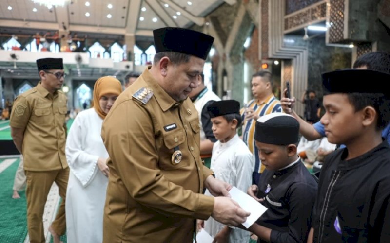 BERBAGI. Wali Kota Makassar Munafri Arifuddin didampingi Wakil Wali Kota Makassar Aliyah Mustika Ilham dan Sekda Kota Makassar Andi Zulkifly Nanda menyerahkan santunan kepada anak-anak panti asuhan serta masyarakat duafa di halaman Masjid Al-Markaz Al-Islami Makassar, Senin (9/3/2026). foto: istimewa