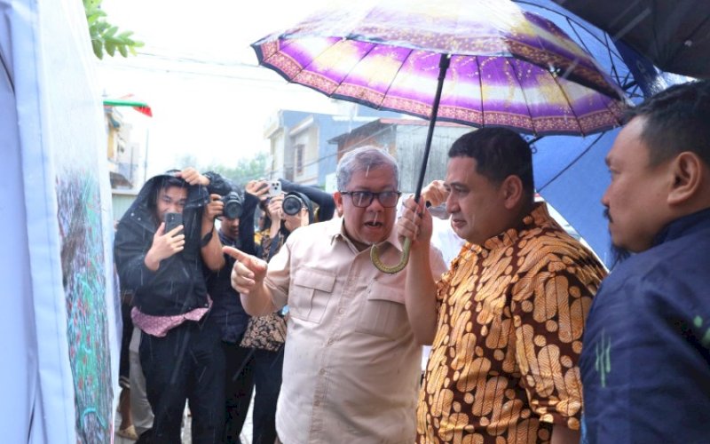 PENINJAUAN. Wali Kota Makassar Munafri Arifuddin mendampingi Wakil Menteri PKP RI Fahri Hamzah meninjau langsung kawasan permukiman padat di sekitar Pelabuhan Baru Makassar, tepatnya di Kelurahan Pannampu, Kecamatan Tallo, Makassar, Jumat (6/3/2026). foto: istimewa