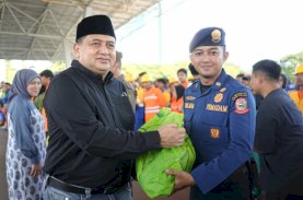 Pemkot Makassar Serahkan 7.100 Paket Lebaran untuk Satgas Kebersihan