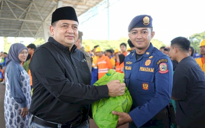 PAKET LEBARAN. Wali Kota Makassar Munafri Arifuddin didampingi Wakil Wali Kota Makassar Aliyah Mustika Ilham menyerahkan paket Lebaran kepada para anggota Satgas Kebersihan dan Satgas Drainase di Tribun Lapangan Karebosi, Minggu (15/3/2026). foto: istimewa
