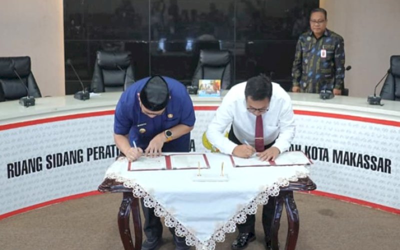 MOU. Wali Kota Makassar, Munafri Arifuddin, melakukan penandatanganan nota kesepahaman (Memorandum of Understading/MoU) antara Pemkot Makassar dan Kejari Makassar terkait penanganan perkara perdata dan tata usaha negara di Ruang Sipakalebbi, Balai Kota Makassar, Jumat (13/3/2026). foto: istimewa