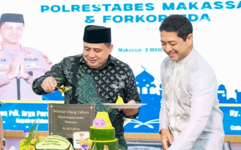 POTONG TUMPENG. Wali Kota Makassar Munafri Arifuddin memotong tumpeng ulang tahun Arya Perdana Kapolrestabes Makassar ke-50 saat menghadiri buka puasa bersama yang digelar Polrestabes Makassar di Aula Mappaodang, Minggu (7/3/2026) malam. foto: istimewa
