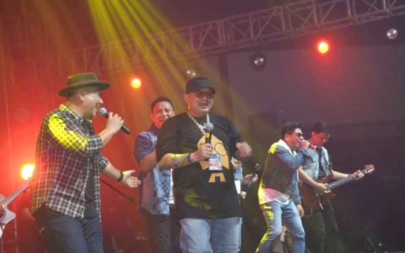 MENGHIBUR. Wali Kota Makassar, Munafri Arifuddin, tampil menghibur pada Malam Ramah Tamah Reuni Putih Abu-abu Angkatan 93 se-Kota Makassar yang digelar di Balai Prajurit Manunggal Makassar, Senin (23/3/2026). foto: istimewa