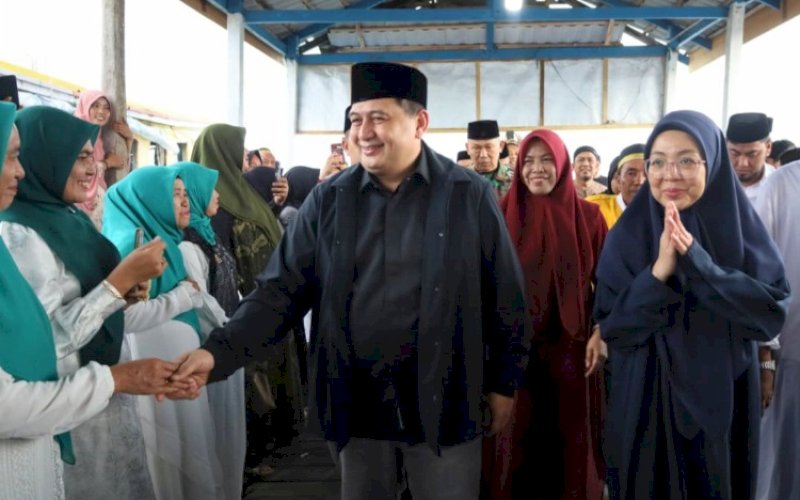 SAMBUTAN. Warga menyambut kedatangan Wali Kota Makassar Munafri Arifuddin bersama Ketua TP PKK Kota Makassar Melinda Aksa dan jajaran Pemkot Makassar di Pulau Barrang Lompo, Kecamatan Kepulauan Sangkarrang, Rabu (18/3/2026). foto: istimewa
