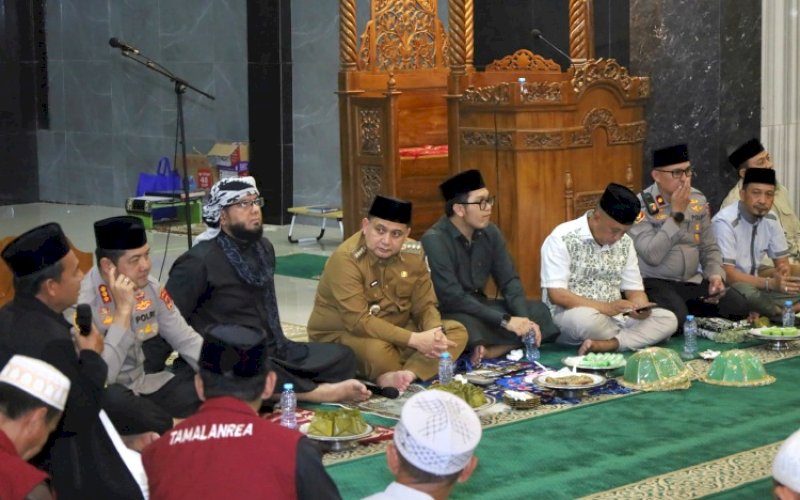 DIALOG. Wali Kota Makassar, Munafri Arifuddin, menyempatkan dialog dengan jemaah di sela-sela Safari Ramadan Pemkot Makassar di Masjid Besar Al-Muamalah, Jl Kejayaan Utara, Perumahan Bumi Tamalanrea Permai, Kecamatan Tamalanrea, Kota Makassar, Senin (2/3/2026) malam. foto: istimewa
