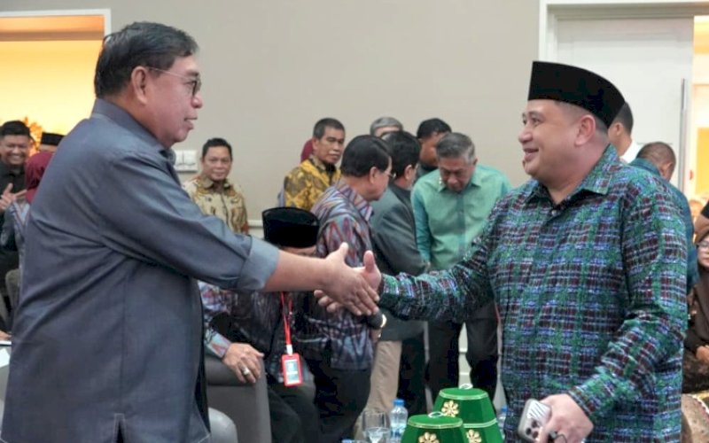 SALAMAN. Wali Kota Makassar Munafri Arifuddin salaman dengan salah satu tokoh masyarakat Barru Abdul Hayat Gani, saat menghadiri Mubes VIII DPP KKDB 2026 di Hotel Aryaduta Makassar, Selasa (24/3/2026). foto: ustimewa