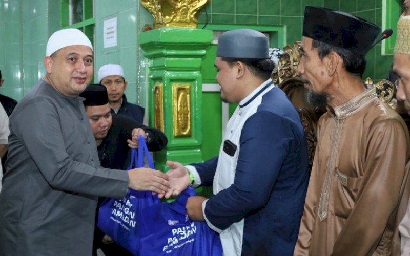 BANTUAN. Wali Kota Makassar, Munafri Arifuddin, menyerahkan bantuan kepada jemaah Salat Subuh di Masjid Nurul Hidayah, Kelurahan Maccini Gusung, Makassar, Kecamatan Makassar, Kota Makassar, Rabu (4/3/2026). foto: istimewa