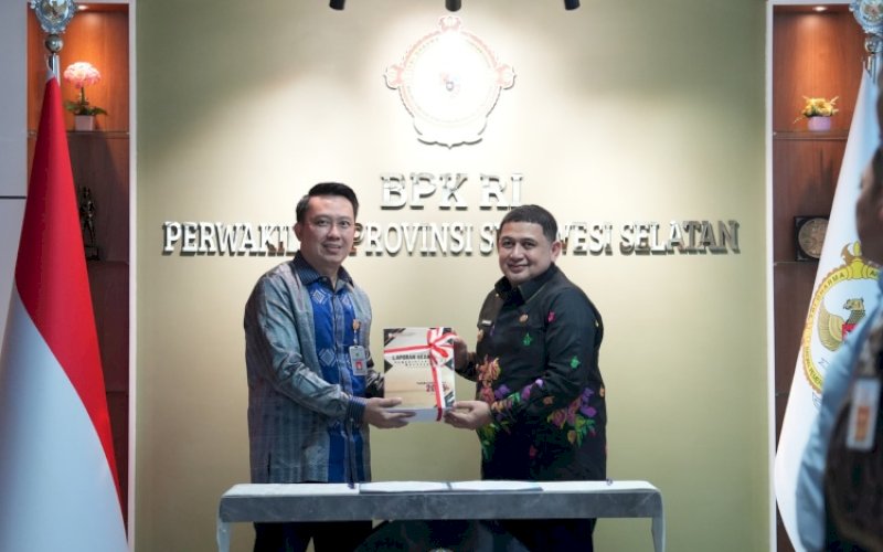 PENYERAHAN. Wali Kota Makassar Munafri Arifuddin menyerahkan langsung LKPD tahun anggaran 2025 kepada Kepala BPK Perwakilan Sulsel Winner Franky Halomoan Manalu di Kantor BPK RI Perwakilan Sulsel, Jl AP Pettarani, Kota Makassar, Kamis (26/3/2026). foto: istimewa