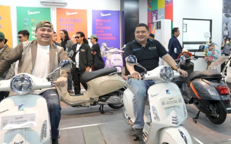 PERESMIAN. Wali Kota Makassar, Munafri Arifuddin (kanan), menghadiri grand opening dan meresmikan hadirnya Showroom Motoplex Putra Sulawesi di Makassar yang berlokasi di Jl Veteran Selatan, Kota Makassar, Minggu (29/3/2026). foto: istinewa