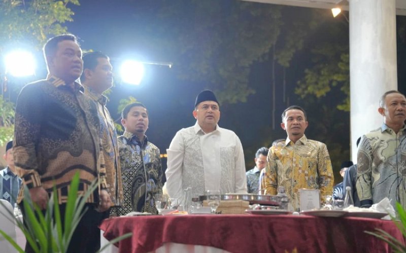 SILATURAHMI. Wali Kota Makassar, Munafri Arifuddin (tengah), menghadiri Silaturahmi dan Penyerahan Apresiasi Pemprov Sulsel di Rumah Jabatan Gubernur Sulsel, Minggu (29/03/2026) malam ini. foto: istimewa