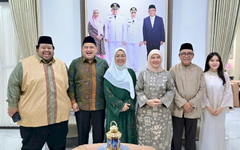 SILATURAHMI. Wali Kota Makassar Munafri Arifuddin didampingi Ketua TP PKK Kota Makassar Melinda Aksa melakukan kunjungan silaturahmi ke kediaman mantan Wali Kota Makassar, Ilham Arief Sirajuddin (IAS) di Kompleks PDAM Makassar, Sabtu (21/3/2026) malam. foto: istimewa