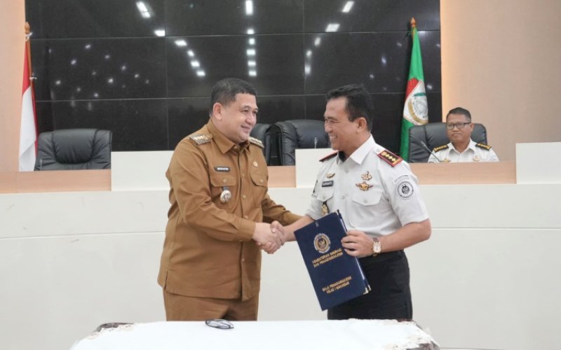 MOU. Wali Kota Makassar Munafri Arifuddin bersama Kepala Balai Pemasyarakatan (Bapas) Klas I Makassar Surianto melakukan penandatanganan nota kesepahaman (Memorandum of Understanding/MoU) penerapan pidana kerja sosial di Ruang Sipakatau Balaikota Makassar, Senin (9/3/2026). foto: istimewa