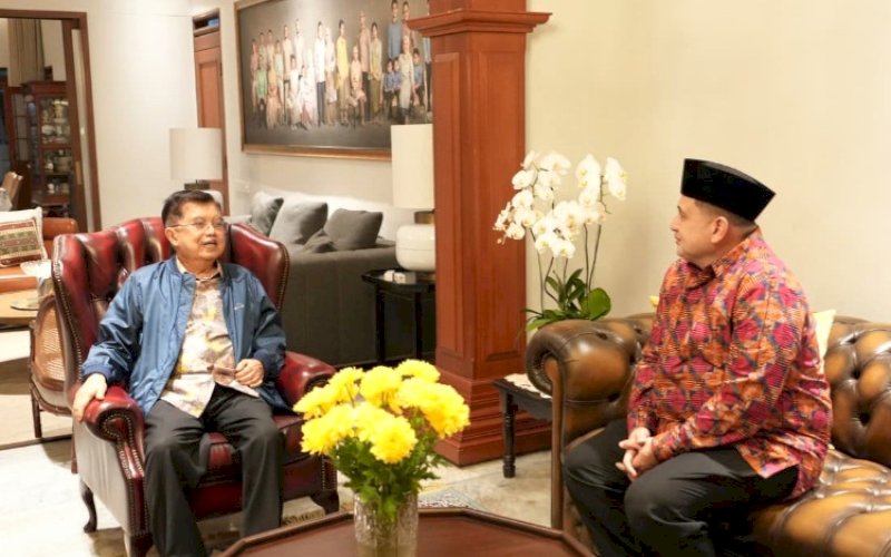 SILATURAHMI. Wali Kota Makassar Munafri Arifuddin menemui Wakil Presiden RI ke-10 dan ke-12 Jusuf Kalla ke kediaman pribadinya, Jl Haji Bau, Kota Makassar, Minggu (22/3/2026) malam. foto: istimewa