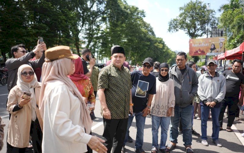 PENINJAUAN. Wali Kota Makassar, Munafri Arifuddin, turut hadir langsung meninjau pasar murah yang digagas Pemkot Makassar di Jl Kakatua II, Kelurahan Parang, Kecamatan Mamajang, Kota Makassar, Jumat (13/3/2026). foto: istimewa