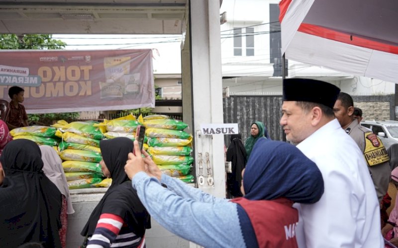 PASAR MURAH. Wali Kota Makassar, Munafri Arifuddin, meninjau pelaksanaan pasar murah di dua lokasi pertama, yakni Kelurahan Kapasa, Kecamatan Tamalanrea dan Kelurahan Mattoanging, Kecamatan Mariso, Rabu, (11/03/2026). foto: istimewa