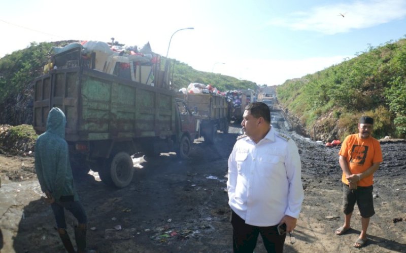 TPA ANTANG. Wali Kota Makassar, Munafri Arifuddin, meninjau TPA Antang, beberapa wakti lalu. Pemkot Makassar melalui Dinas Pekerjaan Umum Kota Makassar akan memperbaiki akses ke TPA Antang. foto: istimewa
