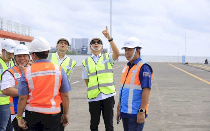 KUNJUNGAN KERJA. Direktur Keuangan Pelindo, Bachtiar Soeria Atmadja, melakukan kunjungan kerja ke Terminal Penumpang Pelabuhan Makassar dan Terminal Petikemas New Makassar 1 (TPK New Makassar 1), Kamis (5/3/2026). foto: istimewa
