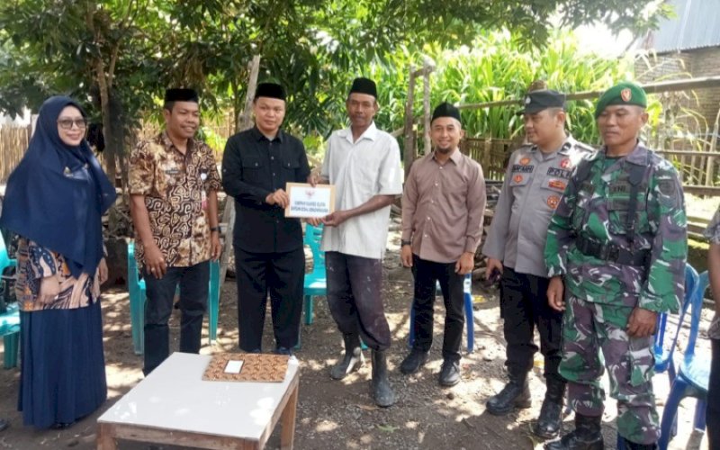 BANTUAN. Pemprov Sulsel melalui Dinas Sosial Sulsel menyalurkan bantuan kepada warga terdampak bencana angin puting beliung di Kelurahan Maradekaya, Kecamatan Pattallassang, Kabupaten Takalar, Kamis (5/3/2026). foto: istimewa