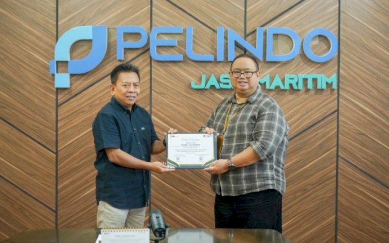 PENGHARGAAN. Kepala KPP Pratama Makassar Utara Budi Harjanto menyerahkan penghargaan kepada Direktur Keuangan dan Manajemen Risiko SPJM Choirul Anwar, 25 Februari 2026 lalu.
