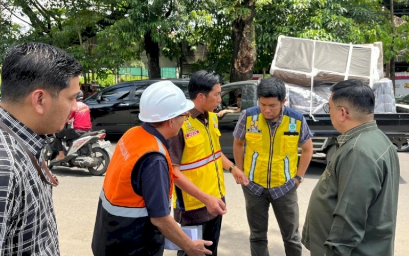 KUNJUNGAN. Kepala DBMBK Provinsi Sulsel Andi Ihsan bersama Kasatgas 4.2 Deputi Kordinasi dan Supervisi KPK RI Tribudi Rochmanto dan tim melaksanakan pertemuan dan kunjungan lapangan di lokasi program Multiyears Project (MYP) di Jl Letjen Hertasning, Kota Makassar dan Jl Aeropala, Kabupaten Gowa, Selasa (10/3/2026). foto: istimewa