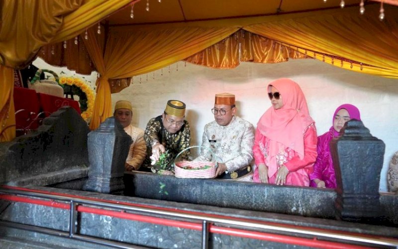 ZIARAH. Wakil Bupati Gowa Darmawangsyah Muin mendampingi Wakil Bupati Bone Andi Akmal Pasluddin ziarah Makam Raja Latenritatta Datu Mario Arung Palakka Raja Bone XV Matinroe ri Bontoala, Kompleks Makam Arung Palakka Gowa, Kamis (26/3/2026). foto: istimewa