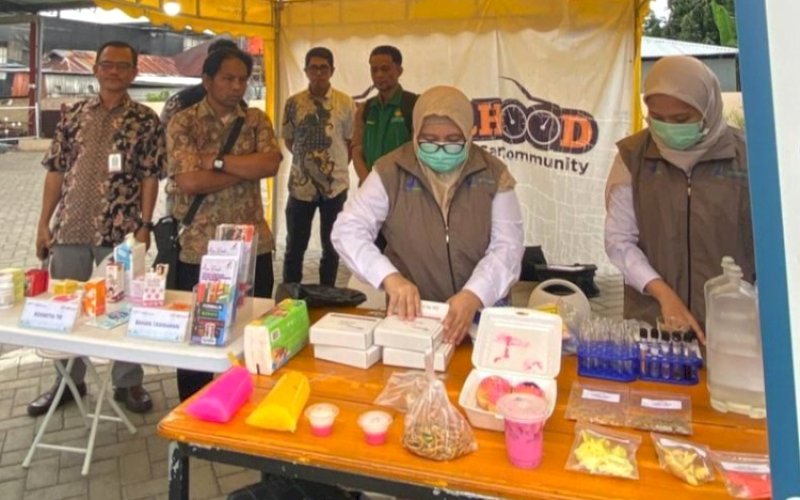 PEMERIKSAAN. Dinas Kesehatan Kabupaten Bulukumba bekerja sama dengan Balai Pengawas Obat dan Makanan (BPOM) melakukan pemeriksaan keamanan pangan di kawasan Ramadhan Chill and Cullinary (RCC), Kamis (12/3/2026). foto: istimewa