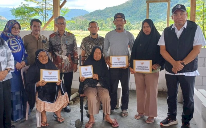 BANTUAN. Kepala Dinas Sosial Provinsi Sulsel, Abd Malik Faisal (kanan), menyerahkan langsung bantuan dari Pempro) Sulsel kepada masing-masing korban kebakaran di Desa Tanarigella, Kecamatan Bua, Kabupaten Luwu, Minggu (8/3/2026). foto: istimewa