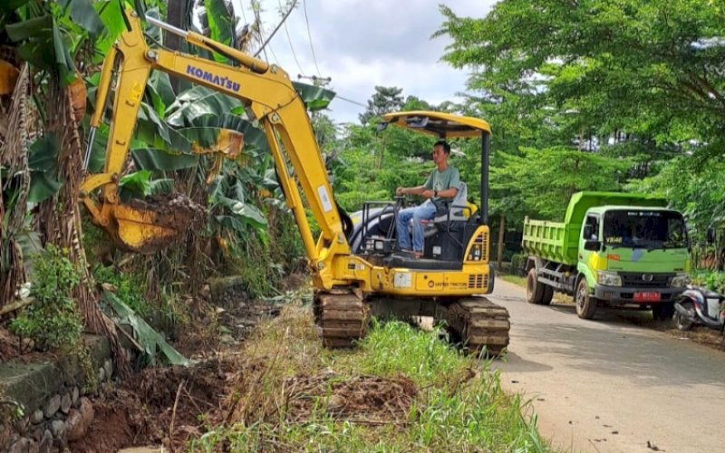 NORMALISAS KANAL. Armada excavator melakukan normalisasi drainase di Manggala, Minggu (8/3/2026). foto: istimewa