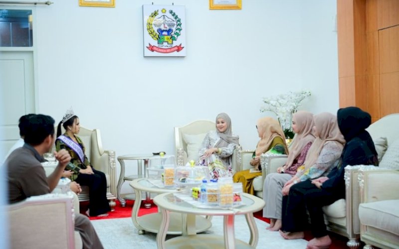 PERTEMUAN. Wakil Gubernur Sulsel Fatmawati Rusdi menerima Puteri Indonesia Sulsel II 2026 Andi Aisyah Anjaliekhan Kilat di Rumah Jabatan Wakil Gubernur Sulsel, Minggu (1/3/2026). foto: istimewa
