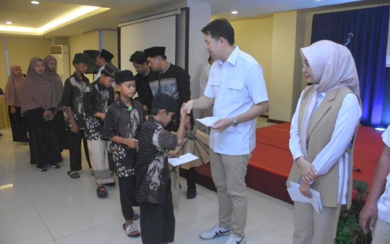BERBAGI. Ketua Gerindra Makassar, Eric Horas, memberikan santunan kepada anak yatim pada buka puasa bersama di Hotel Grand Asia Makassar, Minggu (15/3/2026). foto: istimewa