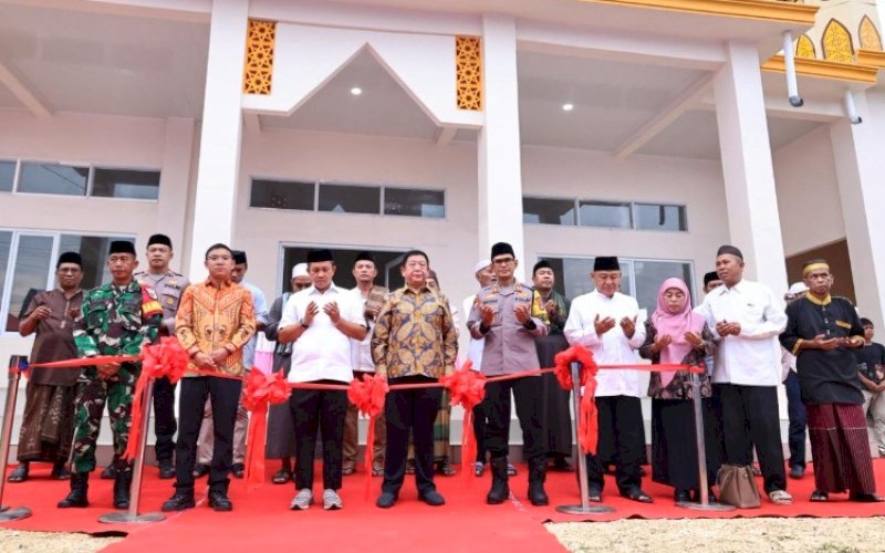 PERESMIAN. Bupati Morowali, Iksan Baharudin Abdul Rauf, meresmikan pembangunan masjid di area lingkar industri Huabao Indonesia, Rabu (18/3/2026). foto: istimewa