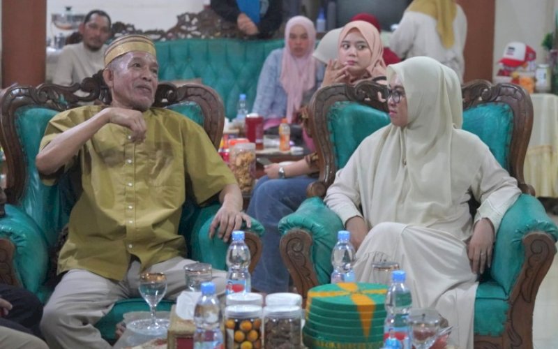 SILATURAHMI. Bupati Gowa Sitti Husniah Talenrang melakukan kunjungan silaturahmi ke kediaman Tokoh Adat Andi Syamsuddin A Idjo Patta Sassu Daeng Mattawang Karaeng Segeri Karaengta Tumabicara Butta di BTN Hamzy Makassar, Selasa (24/3/2026). foto: istimewa