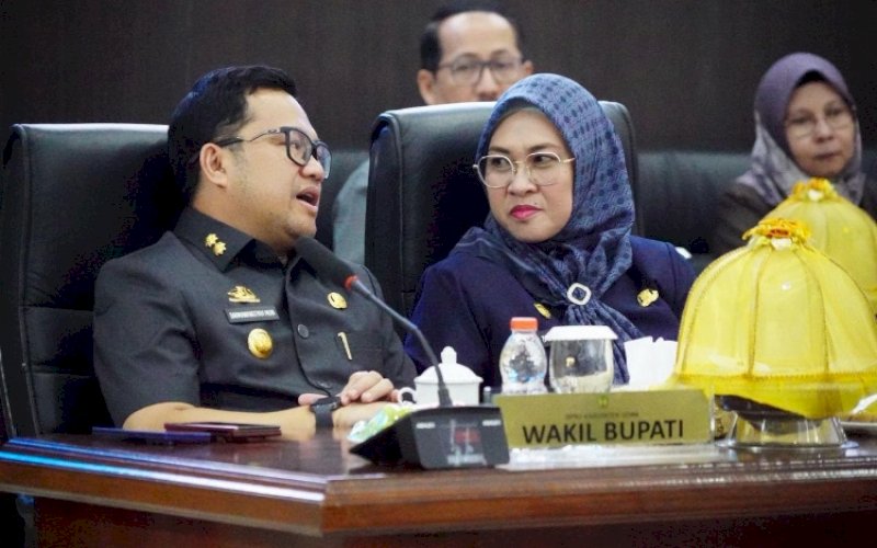 RAPAT PARIPURNA. Bupati Gowa Sitti Husniah Talenrang bersama Wakil Bupati Gowa Darmawangsyah Muin menghadiri Rapat Paripurna DPRD Gowa di Ruang Rapat Paripurna Kantor DPRD Gowa, Minggu (29/3/2026). foto: istimewa