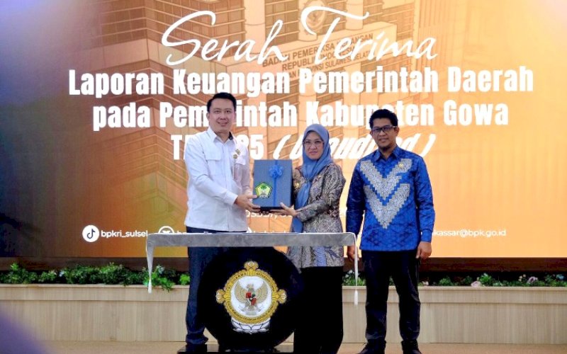 PENYERAHAN. Bupati Gowa, Sitti Husniah Talenrang, menyerahkan Laporan Keuangan Pemerintah Daerah (LKPD) Tahun Anggaran 2025 (unaudited) kepada BPK Perwakilan Provinsi Sulsel di Kantor BPK Sulsel, Senin (30/3/2026). foto: istimewa