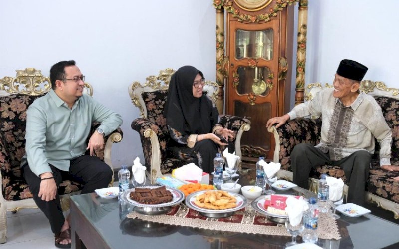 SILATURAHMI. Bupati Gowa, Sitti Husniah Talenrang, membangun kedekatan bersama tokoh-tokoh masyarakat lokal yang ada di Kabupaten Gowa, Senin (23/3/2026). foto: istimewa