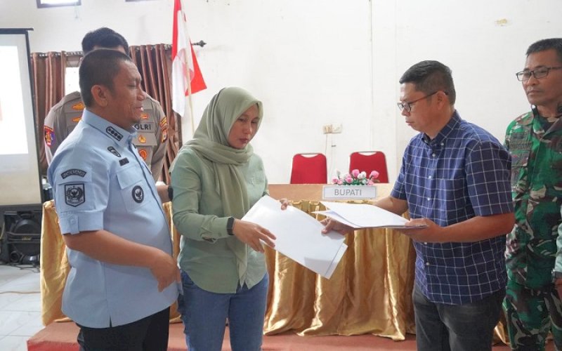 PENYERAHAN. Bupati Luwu Timur, Irwan Bachri Syam, menyaksikan penyerahan lahan Old Camp yang dilakukan PT Vale Indonesia Tbk kepada masyarakat Sorowako. foto: istimewa