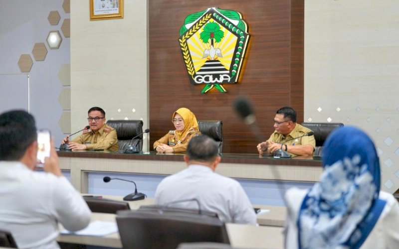 SELEKSI. Sekda Provinsi Sulsel, Jufri Rahman (kiri), bertindak sebagai Ketua Tim Panitia Seleksi dalam pengisian JPT Pratama Pemkab Gowa melalui mekanisme seleksi terbuka di Baruga Karaeng Pattingalloang, Kantor Bupati Gowa, Senin (2/3/2026). foto: istimewa