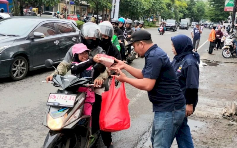 BERBAGI. Partai Nasdem Kota Makassar kembali turun melakukan membagikan takjil kepada masyarakat umum di Kecamatan Bontoala dan Kecamatan Panakkukang, Rabu-Kamis (11-12/3/2025). foto: istimewa