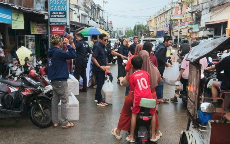 BERBAGI. Partai NasDem Kota Makassar membagikan takjil kepada masyarakat umum, khsusnya pengguna jalan, Minggu (8/3/2025). foto: istimewa