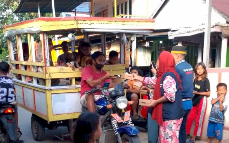 BERBAGI. Partai Nasdem Kota Makassar membagikan takjil di Bulan Ramadan. foto: istimewa