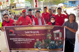 PDIP Makassar Bagikan Voucher BBM Gratis kepada Ojol dan Bentor
