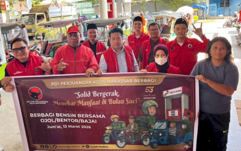 BERBAGI. DPC PDI Perjuangan Kota Makassar memanfaatkan momentum Bulan Suci Ramadan dengan menggelar kegiatan sosial berupa pembagian voucher BBM gratis kepada masyarakat di depan SPBU, Jl Opu Daeng Siraju (Cendrawasih), Kota Makassar, Jumat (13/3/2026). foto: istimewa
